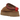 UGG Tazz Slipper Chestnut sneakers i vinklet profil med den klassiske kastanjebrune ruskindsoverdel, platformssål og broderet UGG-detalje.