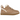 UGG Lowmel Sand sneakers set fra siden i en sandfarvet ruskindsfinish med polstret kant, tykke snørebånd og en slidstærk platformssål