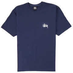 Stussy Tee Navy sneakers set forfra med klassisk Stussy-logo trykt i hvidt på brystet af en navyblå T-shirt i blødt bomuld