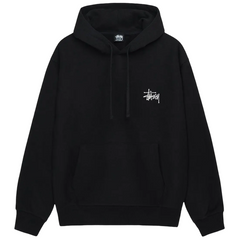 Stussy Basic Hoodie Black sneakers frontbillede af sort hættetrøje med hvid Stussy-logo på brystet og snore i hætten