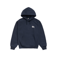 Stüssy Basic Hoodie Navy sneakers frontvisning af marineblå hættetrøje med hvidt Stüssy-logo trykt på brystet og snoretræk ved hætten