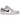 Air Jordan 1 Low Midnight Navy Neutral Grey sneakers fra en skrå vinkel, med en mørkeblå Swoosh, grå overdel og klassisk snørelukning.
