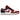 Air Jordan 1 Low Bulls sneakers set fra siden med hvidt læder, røde paneler, sort swoosh, snørebånd og gummisål i lav profil