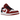 Air Jordan 1 Low Bulls sneakers i profil. Rød og hvid læderkonstruktion med sort Nike Swoosh, snørebånd og hvid mellemsål med rød ydersål.