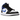 Air Jordan 1 Mid White Black Racer Blue sneakers i sideprofil med hvid læderbase, sorte overlejringer og blåt Swoosh samt gummisål