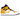 Air Jordan 1 Mid University Gold sneakers i vinklet profil med hvid læderoverdel, gule paneler og sort Swoosh på hvid gummisål