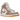 Air Jordan 1 Mid Tan Gum sneakers i en vinklet visning med beige læderpaneler, brun gummisål og hvide snørebånd med ikonisk Wings-logo