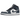 Air Jordan 1 Mid Armory Navy sneakers i profil med mørkeblå læderpaneler, hvide sidepaneler, sort Swoosh og hvid mellemsål.