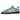 Adidas Handball Spezial Light Blue sneakers i vinkel, med lyseblå ruskindsoverdel, hvide læderstriber og en klassisk brun gummisål