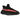 Yeezy Boost 350 V2 Core Black Red sneakers i en skrå profil, med sort Primeknit-overdel, tydelig rød SPLY-350 tekst og en riflet sort gummisål