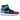 Air Jordan 1 Retro High NC to Chi sneakers i sideprofil, med røde læderpaneler ved hælen og blå forfod samt det ikoniske sorte Nike swoosh-logo.