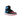 Air Jordan 1 Retro High NC to Chi sneakers i sideprofil med sort læderoverdel, røde detaljer ved hælen og lyseblå Swoosh på siden