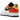 Nike Air Force 1 Low Raygun sneakers i sideprofil med orange og guld detaljer, hvid læderoverdel og sort swoosh med hvide syninger