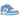 Nike Dunk Low UNC GS sneakers i vinklet visning med hvidt læderunderlag, lyseblå overlejringer, matchende snørebånd og hvid gummisål.