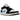 Air Jordan 1 Low Black University Blue White sneakers i vinklet visning med lyseblå læderdetaljer, sort overdel og hvid mellemsål