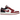 Air Jordan 1 Low Reverse Black Toe sneakers set fra siden med rød læderhæl, sort swoosh, hvide snørebånd og en klassisk hvid gummisål