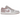 Air Jordan 1 Low Particle Rose sneakers set fra siden med rosa læderoverdel, hvid mellemsål, hvid swoosh og gummisål i matchende pink