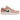 Air Jordan 1 Low Light Madder Root sneakers i vinklet profil med pastelrosa overdel, hvid mellemsål og ikonisk sort Swoosh-logo