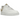 Nike Air Force 1 Low LX White Pendant sneakers i en stilfuld sideprofil, fremvist i hvidt læder med en detaljeret sølvfarvet vedhængsdetalje.