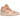 Air Jordan 1 Mid Apricot Orange sneakers i en skrå vinkel med hvidt læder, ferskenfarvede detaljer, sorte snørebånd og et ikonisk Jordan-logo