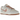 Nike Dunk Low Fossil Rose sneakers i vinklet visning med lyserød overdel i nubuck, hvid mellemsål og grå swoosh-detaljer