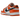 Nike Dunk Low Patent Halloween sneakers set fra siden med skinnende sort og orange laklæder, orange swoosh og en matchende orange gummisål