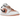 Air Jordan 1 Low White Light Madder Root sneakers i vinklet profil med hvid læderbase, lyserøde Madder Root overlejringer og sort Swoosh-logo