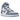 Air Jordan 1 Retro High OG Denim W sneakers i vinklet profil med hvidt læder, blå denimmønstrede overlays og guldfarvede detaljer ved snørebånd