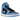 Air Jordan 1 Mid University Blue Black sneakers set fra siden med lyseblå læderpaneler, sorte detaljer og klassisk hvid mellemsål.