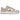 Nike Dunk Low Phantom Metallic Gold sneakers i en vinklet visning med beige læderoverdel, guld-swoosh, hvid mellemsål og guldfarvede detaljer.