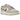 Nike Dunk Low Phantom Metallic Gold sneakers i vinklet profil med cremet læderoverdel, gylden swoosh og detaljer samt en hvid mellemsål.