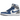 Air Jordan 1 Retro High OG True Blue sneakers i en vinklet visning med hvidt læder, blå detaljer på hæl og forfod samt gråt swoosh-logo.
