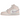 Air Jordan 1 Mid Pink Wash sneakers i en klassisk vinklet profilvisning med lyserøde og hvide læderpaneler, swoosh-logo og hvide snørebånd