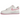 Nike Air Force 1 Low '07 Bubblegum sneakers i en vinklet visning med hvid læderoverdel, lyserøde detaljer og den klassiske hvide Air-gummisål