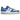 Nike Air Force 1 Low Blue Patent sneakers set fra siden med skinnende blåt laklæder, hvide snørebånd og en klassisk hvid mellemsål