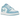Air Jordan 1 Low SE Aquarius Blue sneakers set fra siden med lyseblå paneler, hvid base, sort Swoosh-logo og hvid sål.