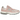 New Balance 2002R Pink Sand sneakers i profil. Designet har en sart rosa farvet overdel i ruskind og mesh med detaljer i hvid og grå.
