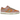 Nike SB Dunk Low Red Stardust sneakers i en vinklet visning med overdel i rosa ruskind, hvid mellemsål og rød swoosh-detalje