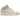 Jordan 1 Mid SE Sand Drift White Madder Root sneakers set fra siden med beige læderoverdel, hvid mellemsål og lyserøde detaljer ved kraven.