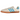 Adidas Samba OG Sporty & Rich Cream Blue sneakers i vinklet visning med creme hvid overdel, blå detaljer og en brun gummisål
