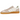 Adidas Handball Spezial Sandy Pink sneakers i sideprofil, der viser den lyserøde ruskindsoverdel, hvide Adidas-striber og den klassiske brune gummisål