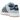 Adidas Campus 00s Clear Sky Gum sneakers set fra siden med lyseblå ruskindsoverdel, klassiske hvide 3-Stripes og en brun gummisål