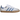 Adidas Samba OG White Ash Blue J sneakers i en klassisk sidoprofil med hvid overdel, lyseblå striber og klassisk gummisål i naturgummi