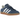 Adidas Gazelle Indoor Night Indigo Off White Gold Metallic sneakers set fra siden med marineblå ruskindsoverdel, hvide detaljer og gummisål.
