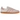 Adidas Samba OG Wonder Quartz Wonder Mauve sneakers i en vinklet visning med lyserødt ruskindsoverdel, klassiske hvide striber og gummisål