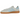 Adidas Handball Spezial Alumina Clear Sky sneakers i en skrå vinkel, der viser den beige overdel i ruskind og den lyseblå læder-hælkappe og striber.