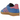 Adidas Gazelle Indoor Blue Bliss Pink sneakers i vinkelret visning med blå overdel i ruskind, lyserøde detaljer og gummisål