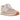 New Balance 574 Light Pink Angora sneakers i en flot sideprofil, der viser den lyserøde ruskindsoverdel, hvide detaljer og den klassiske hvide sål.