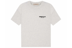 Fear of God Essentials Tee Light Oatmeal sneakers frontprofil med rund halsudskæring, neutral farve og tydeligt Essentials-logo på brystet